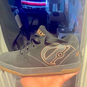 Black brown size 6 YTH HEELYS